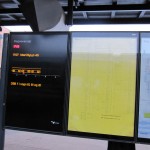 Informasjonstavle med vognanviser og tidtabell