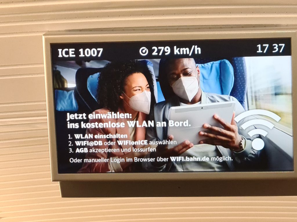 Bilde av informasjonssjem ombord på ICE-togene om påbud om munnbind.