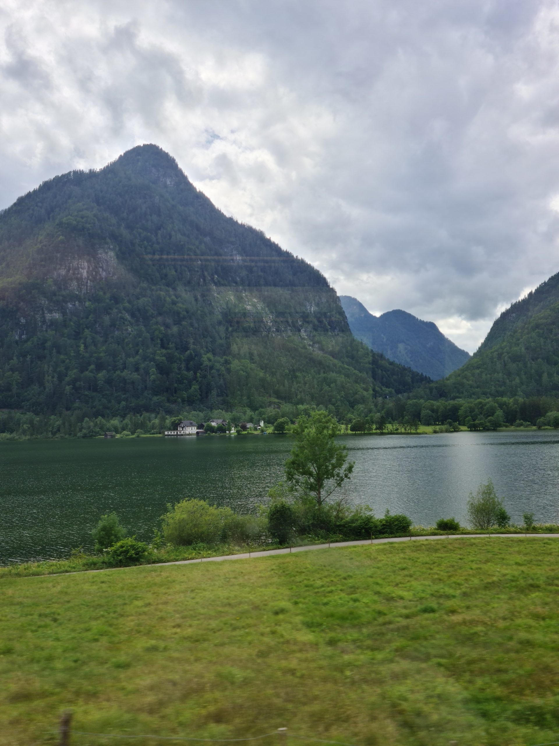 Utsikt fra toget ut over Hallstãtter See