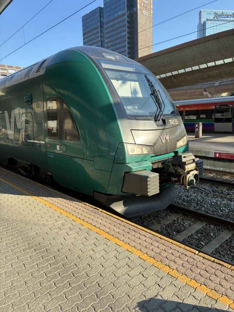 Et Vy-tog på Oslo S klar til avgang mot Malmö.